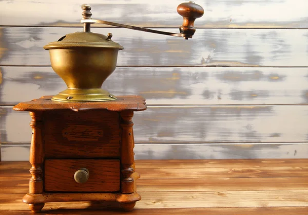 Tecrit edilmiş eski moda ahşap kahve öğütücüsünde kereste ahşap zeminli bir görünüm (öğütücüye odaklan)