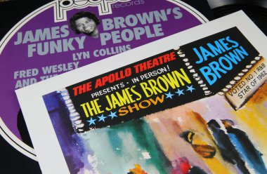 Viersen, Almanya - 9 Mayıs. 2020: Biz Amerikalı soul müzik şarkıcısı James Brown 'dan vinil albüm kapaklarının kapanışı)