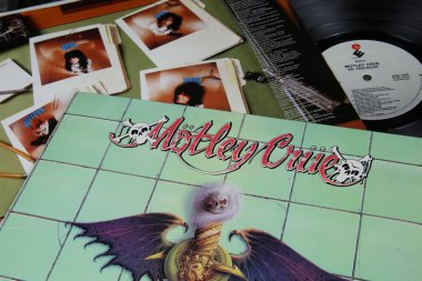Viersen, Almanya - 9 Mayıs. 2020: Biz Amerikan Glam Metal müzik grubu Motley Crue 'dan vinil albüm kapaklarının kapanışı (merkezdeki grup adına odaklan)