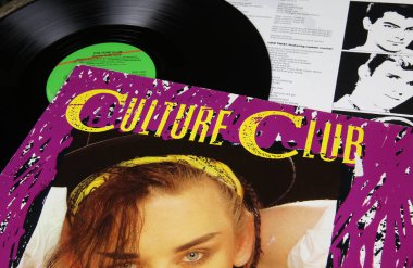 Viersen, Almanya - 9 Mayıs. 2020: İngiliz pop müzik grubu Culture Club 'ın vinil albüm kapaklarının kapanışı (merkezdeki grup adına odaklan)