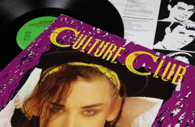 Viersen, Almanya - 9 Mayıs. 2020: İngiliz pop müzik grubu Culture Club 'ın vinil albüm kapaklarının kapanışı (merkezdeki grup adına odaklan)