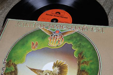 Viersen, Almanya - 9 Mayıs. 2020: İngiliz ilerici rock müzik grubu Barclay James Harvest 'in vinil albüm kapaklarının kapanışı (merkezdeki grup adına odaklan)