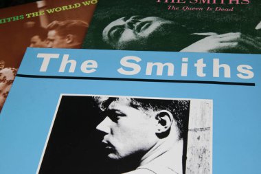 Viersen, Almanya - 9 Mayıs. 2020: İngiliz rock müzik grubu The Smiths 'in vinil albüm kapaklarının kapanışı (merkezdeki grup adına odaklan)
