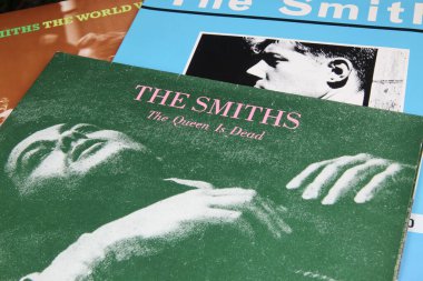 Viersen, Almanya - 9 Mayıs. 2020: İngiliz rock müzik grubu The Smiths 'in vinil albüm kapaklarının kapanışı (merkezdeki grup adına odaklan)