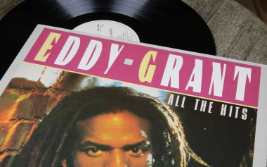 Viersen, Almanya - 9 Mayıs. 2020: İngiliz reggae pop şarkıcısı Eddy Grant 'in plak kapaklarının kapanışı (merkezdeki şarkıcıların isimlerine odaklan)