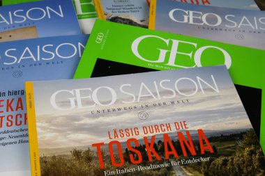 Viersen, Almanya - 20 Aralık. 2020: Geo saison kağıt seyahat dergilerinin Alman gruner ve jahr yayınevinden kapanışı (ön taraftaki konuya odaklanın)