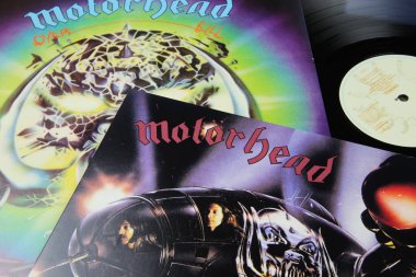 Viersen, Almanya - 1 Mayıs. 2020: Klasik İngiliz rock grubu Motorhead vinil kapak koleksiyonunu kapat (ön kapağa odaklan)
