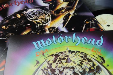 Viersen, Almanya - 1 Mayıs. 2020: Klasik İngiliz rock grubu Motorhead vinil kapak koleksiyonunu kapat (ön kapağa odaklan)