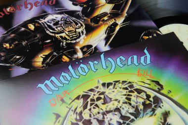 Viersen, Almanya - 1 Mayıs. 2020: Klasik İngiliz rock grubu Motorhead vinil kapak koleksiyonunu kapat (ön kapağa odaklan)