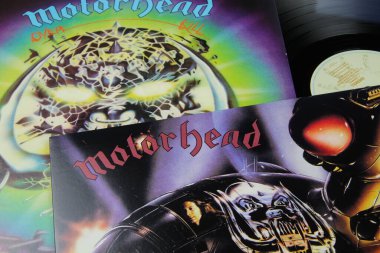 Viersen, Almanya - 1 Mayıs. 2020: Klasik İngiliz rock grubu Motorhead vinil kapak koleksiyonunu kapat (ön kapağa odaklan)