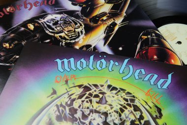 Viersen, Almanya - 1 Mayıs. 2020: Klasik İngiliz rock grubu Motorhead vinil kapak koleksiyonunu kapat (ön kapağa odaklan)