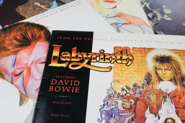Viersen, Almanya - 1 Mayıs. 2020: David Bowie 'nin labirent filminden vinil plak kapağını kapat (ön kapağa odaklan)