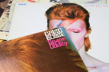 Viersen, Almanya - 1 Mayıs. 2020: Şarkıcı David Bowie 'nin vinil plak kapak koleksiyonunu kapat