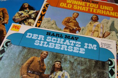 Viersen, Almanya - 1 Mayıs. 2020: Winnetou film soundtrack 'inden vinil kapak koleksiyonunu kapat (ön kapağa odaklan)