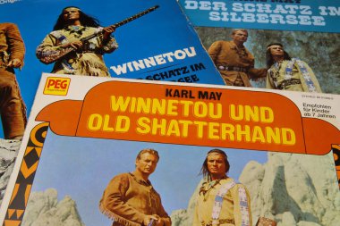 Viersen, Almanya - 1 Mayıs. 2020: Winnetou film soundtrack 'inden vinil kapak koleksiyonunu kapat (ön kapağa odaklan)