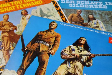 Viersen, Almanya - 1 Mayıs. 2020: Winnetou film soundtrack 'inden vinil kapak koleksiyonunu kapat (ön kapağa odaklan)