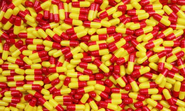 Sayısız binlerce tonluk sarı ve kırmızı ilaç kapsüllerinin yukarıdan aşağı bakışı