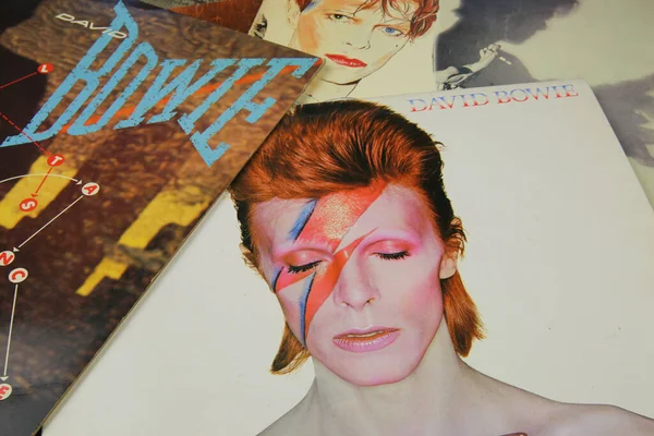 Viersen, Almanya - 1 Mayıs. 2020: Şarkıcı David Bowie 'nin vinil plak kapak koleksiyonunu kapat