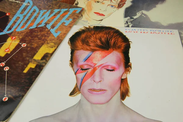 Viersen, Almanya - 1 Mayıs. 2020: Şarkıcı David Bowie 'nin vinil plak kapak koleksiyonunu kapat