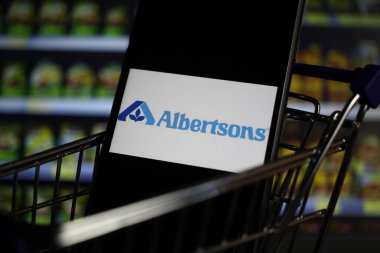 Viersen, Almanya - 9 Mayıs. 2020: Model alışveriş arabasındaki cep telefonu ekranının üzerinde American Albertsons süpermarket zincirinin logosu olan kapatılması (üst harf merkezlerine odaklan)