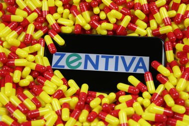 Viersen, Almanya - 9 Nisan. 2020: Zentiva ilaç şirketinin logo harfleriyle cep telefonu ekranının kapatılması (harf merkezine odaklanın))