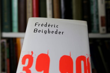 Viersen, Almanya - Ocak 2021: Frederic Beigbeder 'in izole edilmiş kitap kapağının kapatılması 39,90 roman, raf arkaplanı