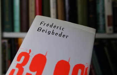 Viersen, Almanya - Ocak 2021: Frederic Beigbeder 'in izole edilmiş kitap kapağının kapatılması 39,90 roman, raf arkaplanı