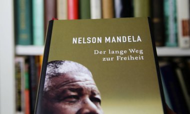 Viersen, Almanya - Ocak 2021: Nelson Mandela 'nın izole edilmiş kitap kapağının özgürlüğe giden uzun yolu, raf arkaplanı
