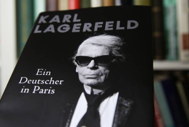 Viersen, Almanya - Ocak 2021: İzole edilmiş kitap kapağı Karl Lagerfeld, Paris 'te bir Alman, raf arka planı