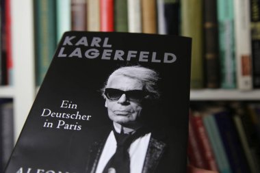 Viersen, Almanya - Ocak 2021: İzole edilmiş kitap kapağı Karl Lagerfeld, Paris 'te bir Alman, raf arka planı