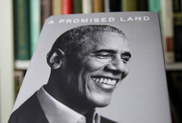 Фирзен, Германия - январь 2021 года: Крупным планом изолированной обложки книги Барака Обамы обещанная земля, шельфовый фон