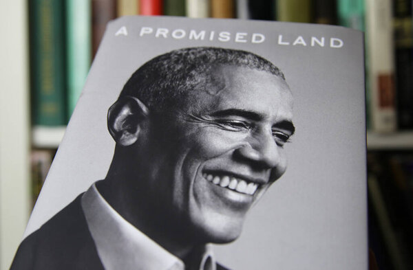 Фирзен, Германия - январь 2021 года: Крупным планом изолированной обложки книги Барака Обамы обещанная земля, шельфовый фон