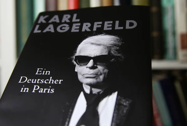 Viersen Deutschland Januar 2021 Großaufnahme Des Isolierten Bucheinbands Karl Lagerfeld — Stockfoto
