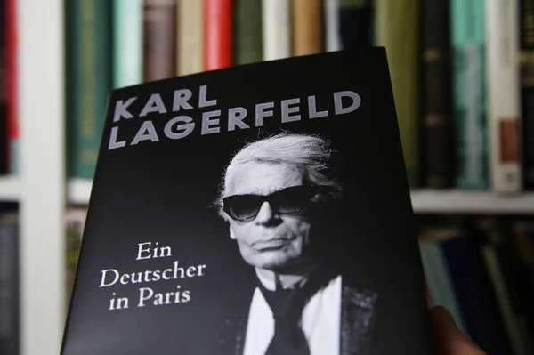 Viersen Deutschland Januar 2021 Großaufnahme Des Isolierten Bucheinbands Karl Lagerfeld — Stockfoto