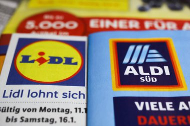 Viersen, Almanya - 9 Ocak. 2021: Macro, Alman indirimci firmaları Lil ve Aldi 'nin haftalık basılı reklamlarının kapanışı