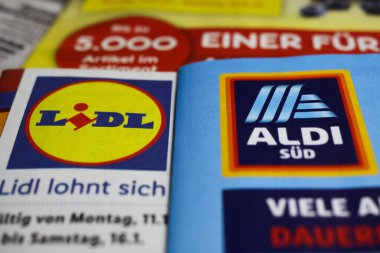 Viersen, Almanya - 9 Ocak. 2021: Macro, Alman indirimci firmaları Lil ve Aldi 'nin haftalık basılı reklamlarının kapanışı