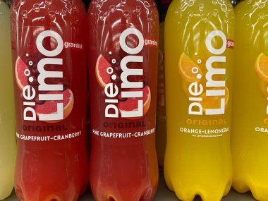 Viersen, Almanya - 9 Ocak. 2021: Alman süpermarketinin rafındaki Granini die limonata şişelerini kapatın (merkezi şişeye odaklanın)