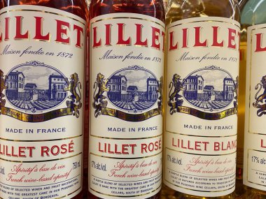 Viersen, Almanya - 9 Ocak. 2021: Alman süpermarketinin rafındaki Lillet aperatif şişelerini kapat (merkezi şişeye odaklan)