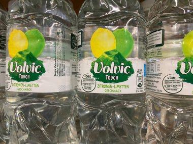 Viersen, Almanya - 9 Mayıs. 2020: Alman süpermarketinin rafındaki Volviç aromalı su şişelerine yakın çekim