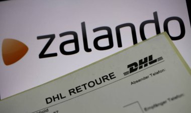 Viersen, Almanya - 9 Ocak. 2020: Çevrimiçi posta siparişi şirketi zalando arkaplanının logo harfleriyle birlikte paket iade kağıdının kapatılması