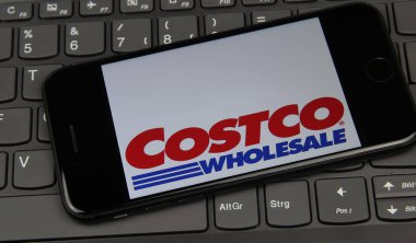 Viersen, Almanya - 9 Mayıs. 2020: Amerikan Costco toptan satış şirketinin logo harfleriyle dizüstü bilgisayarda cep telefonunun kapatılması
