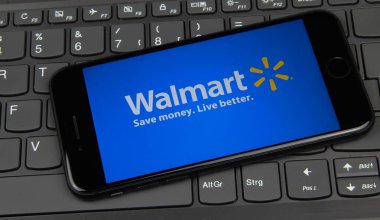 Viersen, Almanya - 9 Mayıs. 2020: Amerikan süpermarket şirketi Walmart 'ın logo harfleriyle dizüstü bilgisayarda cep telefonunun kapatılması