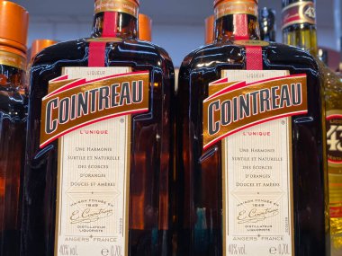 Viersen, Almanya - 9 Ocak. 2020: Alman süpermarketinin rafında içinde Fransız Cointreau likörü bulunan şişelerin yakınlaştırılması