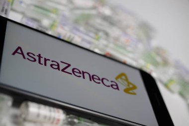 Viersen, Almanya - 9 Mayıs. 2020: Cep telefonu ekranının kapatılması ve astrazeneca ilaç şirketinin ampule yığını üzerindeki logosu (Z harfinin alt kısmına odaklanın)