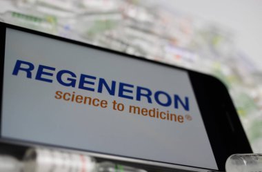 Viersen, Almanya - 9 Mayıs. 2020: Cep telefonu ekranının kapatılması ve Regeneron ilaç şirketinin ampule yığını üzerindeki logosu (merkezdeki t harfine odaklanın)