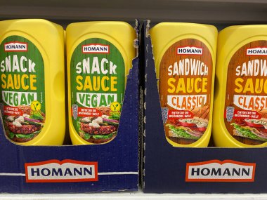 Viersen, Almanya - 9 Ocak. 2021: Alman süpermarketinin rafında Homann atıştırmalığı ve sandviç sosu şişelerine yakın çekim