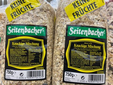 Viersen, Almanya - 9 Ocak. 2021: Seitenbacher Müsli paketlerinin Alman süpermarket raflarına kapatılması