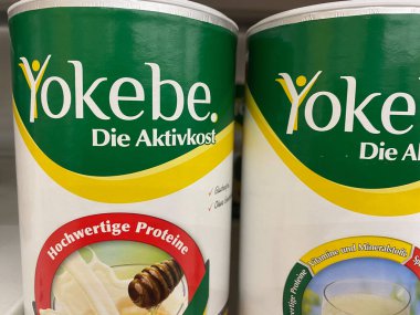 Viersen, Almanya - 9 Ocak. 2021: Alman süpermarketinin raflarında Yokebe protein diyet tozu kutularının kapatılması