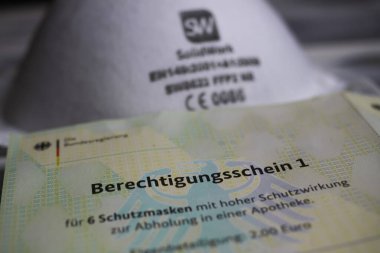 Viersen, Almanya - 28 Ocak. 2021: ffp2 koruma maskeleri için Alman hükümetinin yetki belgesinin (berechtigungsschein) kapatılması