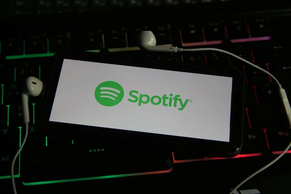 Viersen, Almanya - 9 Ocak. 2021: Logo harfli akıllı telefon ekranının kapatılması çevrimiçi müzik yayını hizmeti bilgisayar klavyesinde temizlendi